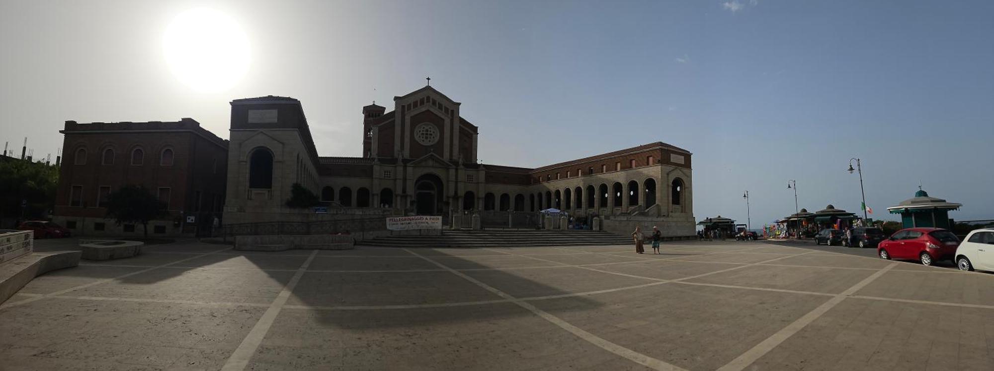 Terrazza A Nettuno E Chiesa Giubilare Santa Maria Goretti Екстер'єр фото