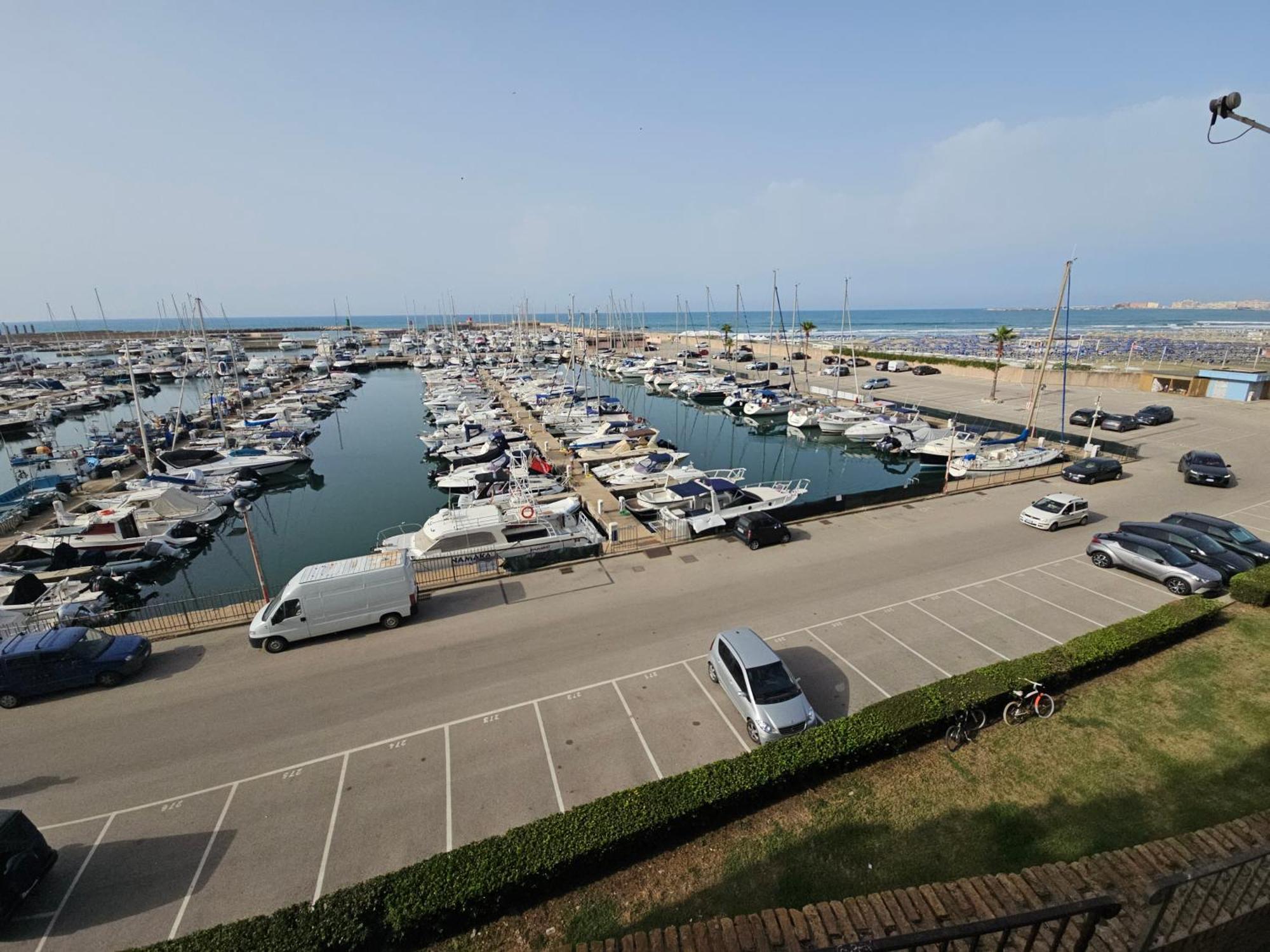 Terrazza A Nettuno E Chiesa Giubilare Santa Maria Goretti Екстер'єр фото
